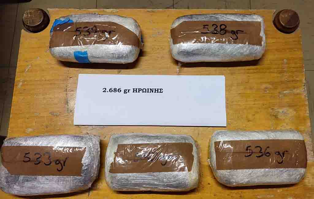 Χειροπέδες σε δύο άνδρες που μετέφεραν στη Ρόδο 2,6 κιλά ηρωίνη (Βίντεο)