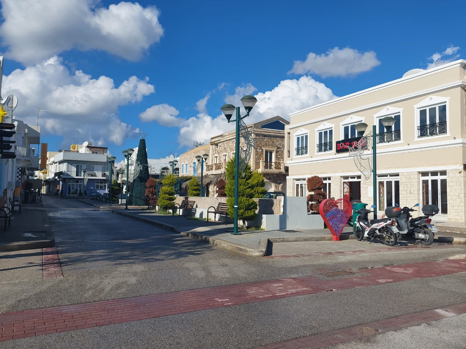 “Συννεφιασμένα” Χριστούγεννα στην Καρδάμαινα – Λυπηρή η εικόνα του χωριού το χειμώνα