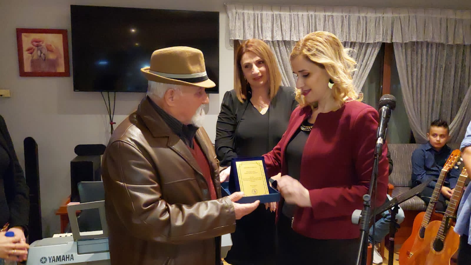 Με συγκίνηση, μελωδίες και πολύ κόσμο η κοπή της πρωτοχρονιάτικης πίτας του Απελλή (φωτό -βίντεο)