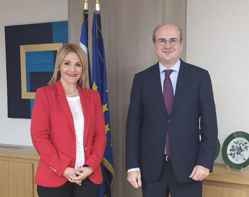 Να επεκταθεί το επίδομα ανεργίας από τρεις σε πέντε μήνες ζήτησε η Μίκα Ιατρίδη από τον Υπουργό Εργασίας, Κωστή Χατζηδάκη.