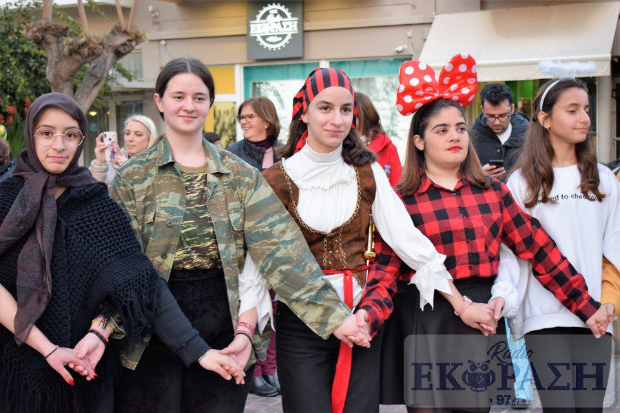 Μικροί και μεγάλοι απόλαυσαν το παραδοσιακό Γαϊτανάκι στην πλατεία Ανταγόρα