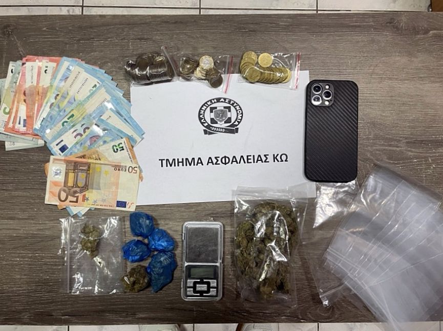 Συνελήφθησαν δύο αλλοδαποί για διακίνηση ναρκωτικών ουσιών Κω. Κατασχέθηκαν 76,5 γραμμ. κάνναβη, ζυγαριά ακριβείας, 660€ κ.α.