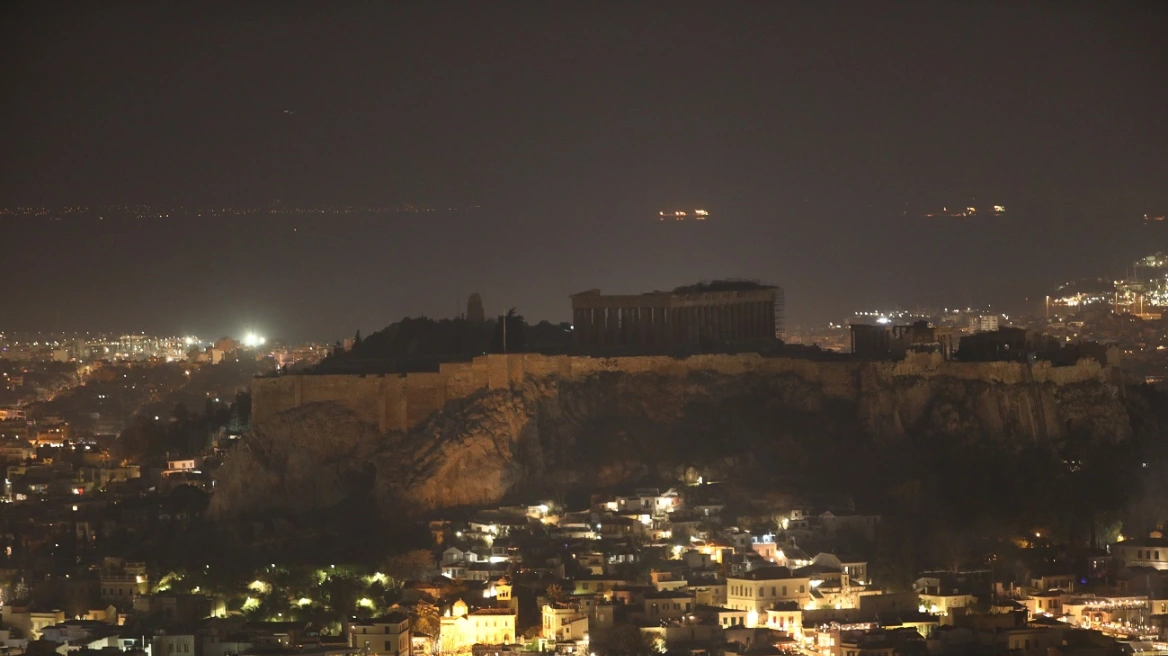 H «Ώρα της Γης»: Η Ακρόπολη και η Βουλή έσβησαν τα φώτα τους – Δείτε φωτογραφίες