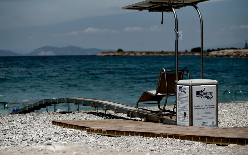 Ατομα με αναπηρία: Υποδομές πρόσβασης σε 287 παραλίες