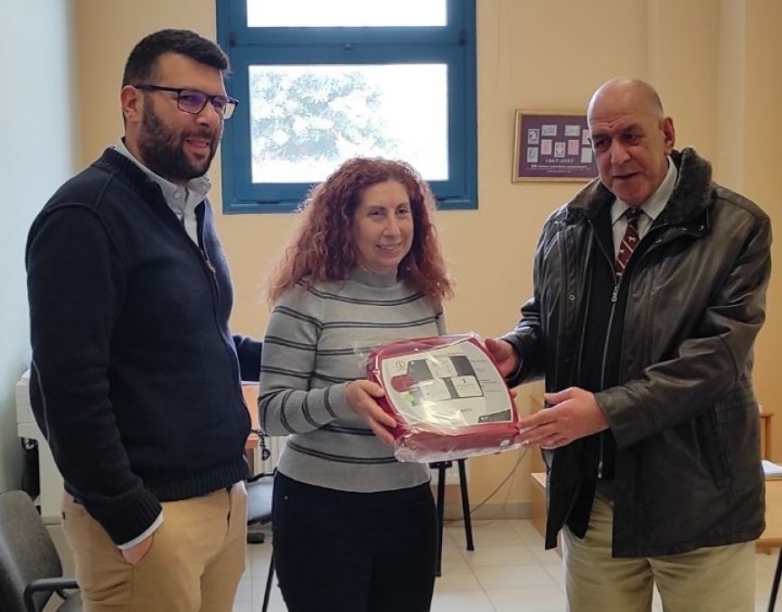 Παραδόθηκε απινιδωτής από τον Έπαρχο Κω – Νισύρου στην Διευθύντρια του δημοτικού σχολείου Καρδάμαινας