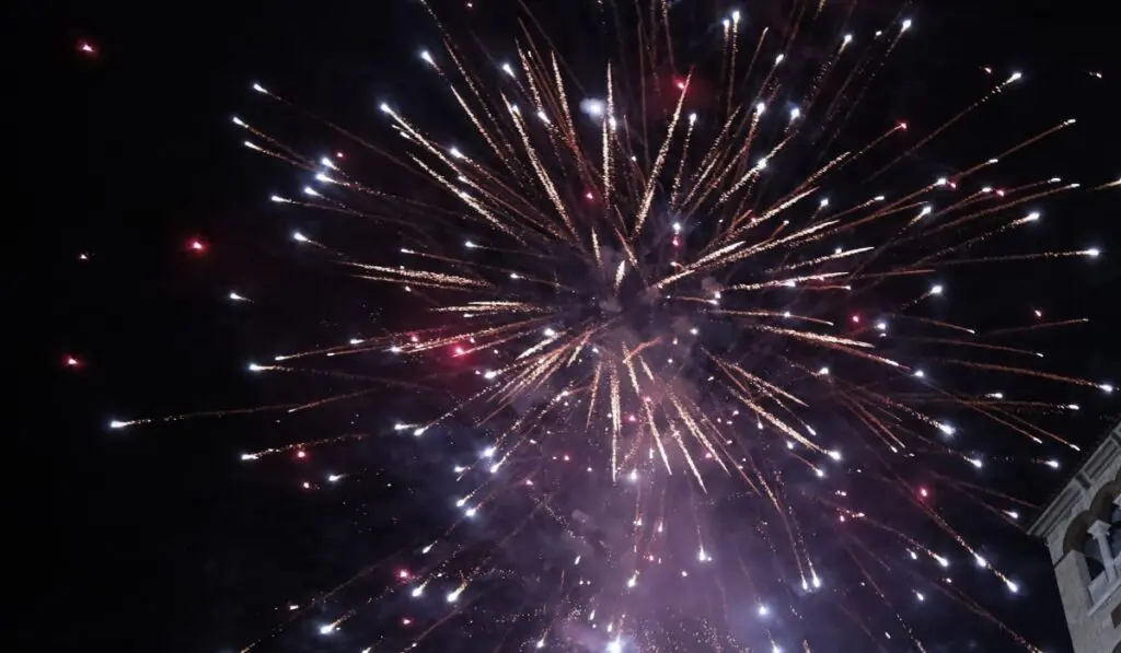 Κως: Άναψαν βεγγαλικό με γκαζάκι σε παιδική χαρά – Εκτοξεύτηκε σε αυλή σπιτιού!