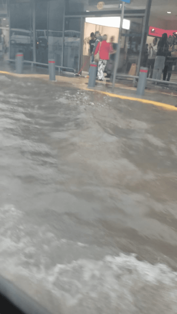 Προβλήματα από την ισχυρή καταιγίδα στη Ρόδο – Έπεσαν 100 χιλιοστά νερού στον Έμπωνα, σε δύο ώρες!