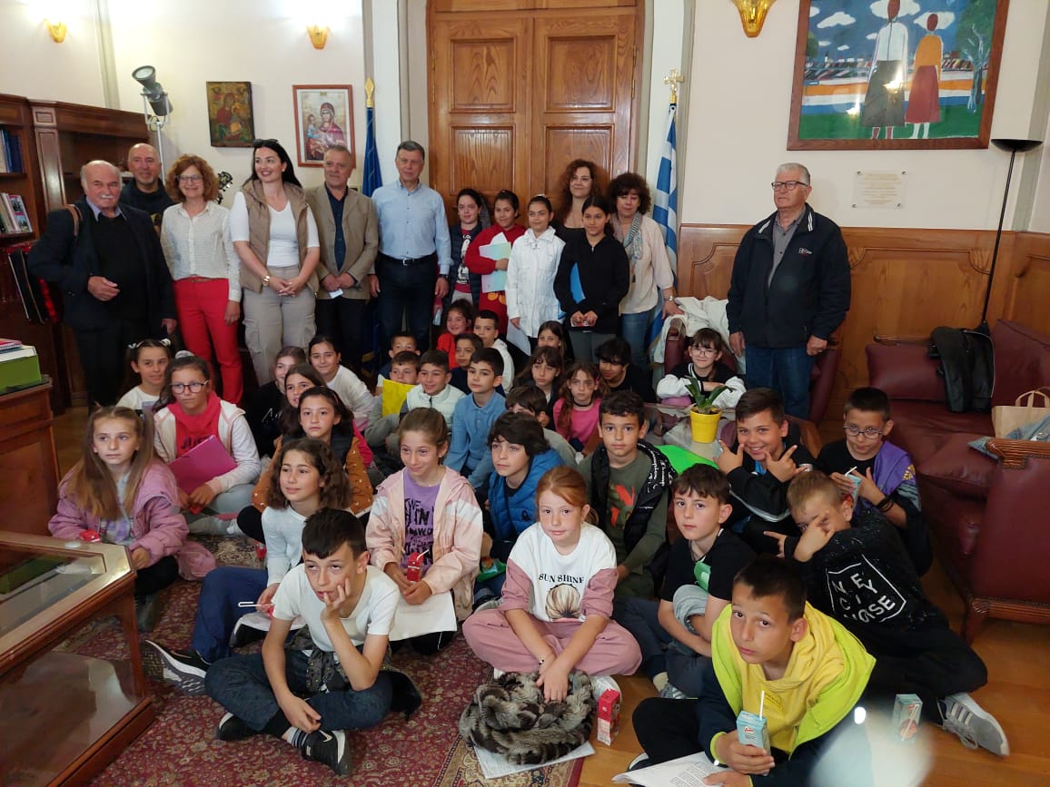 Χαρούμενες φωνές μαθητών και μαθητριών πλημμύρισαν το χώρο του Δημαρχείου