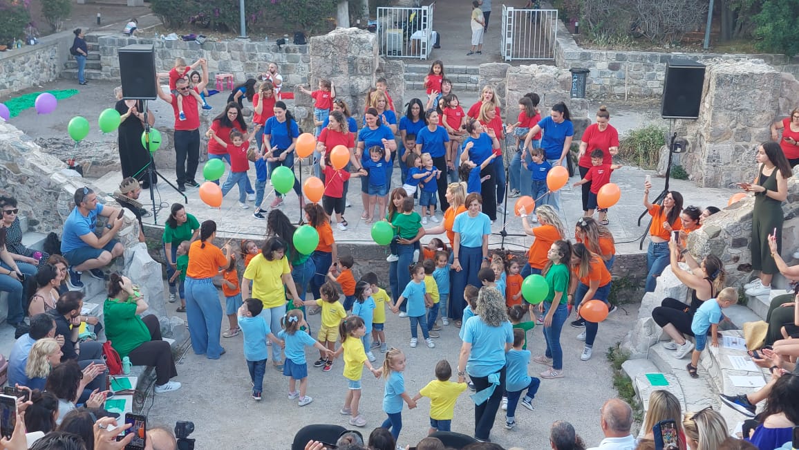 Γέμισε χρώμα και παιδικά χαμόγελα το Ρωμαϊκό ωδείο με την γιορτή του παιδικού σταθμού της Αβέρωφ