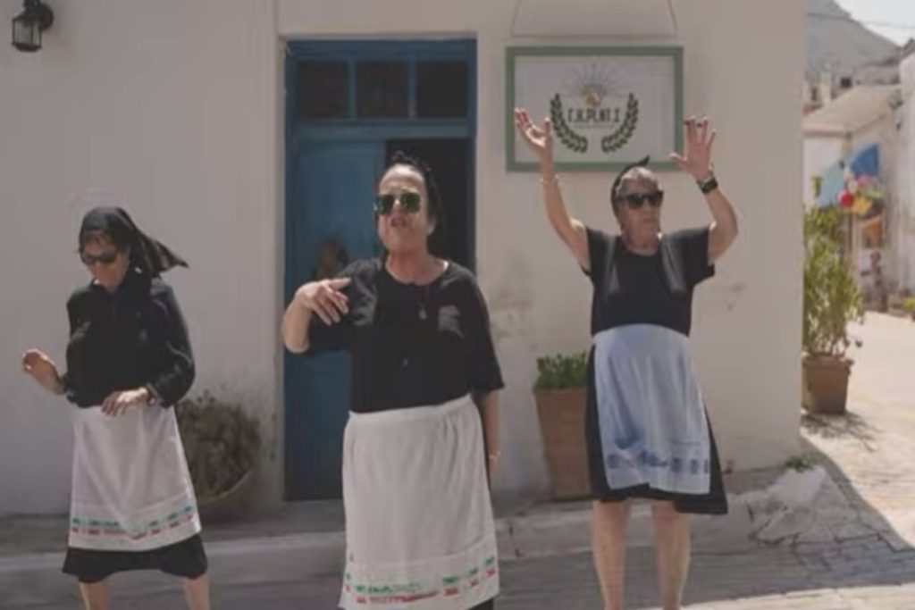 Οι Κρητικές… «Γιαγιάδες» στο κατώφλι της Βουλής – «Προεκλογικό» βίντεο με μπόλικο maestro και πολύ TikTok