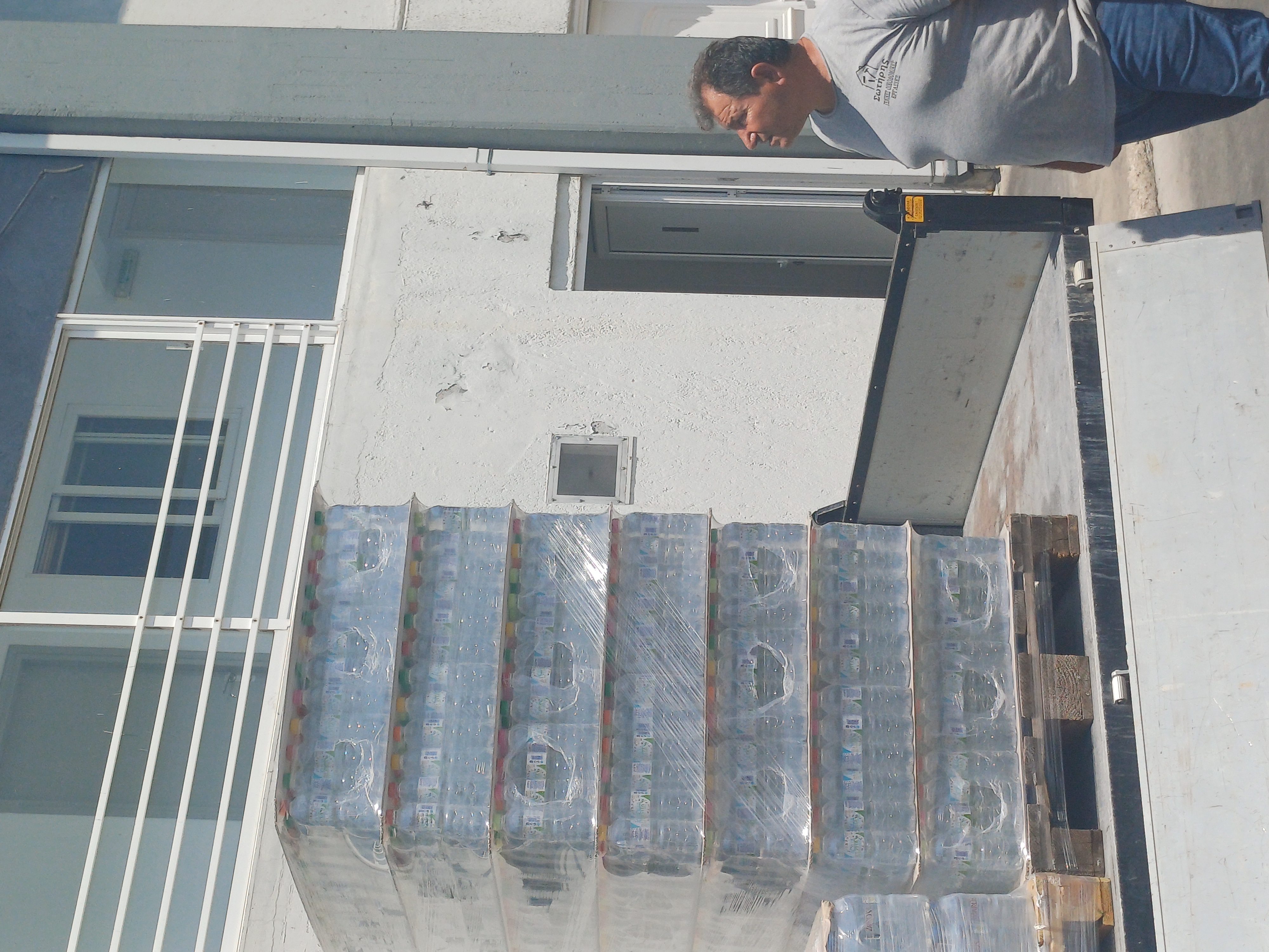 3 παλέτες με νερά απέστειλε ο Σύλλογος Επαγγελματιών Επιχειρηματιών Κάσου στα μέτωπα της φωτιάς στη Ρόδο