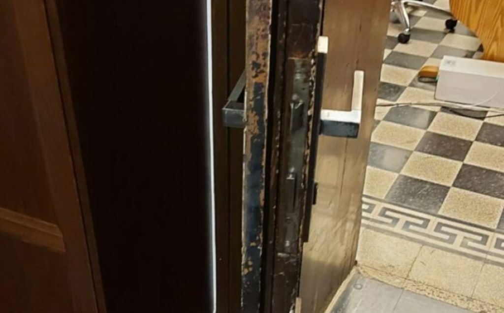 Αναζητούνται στο πλαίσιο του αυτοφώρου 50 άτομα για τις φθορές στο κτήριο της Περιφέρειας Ν. Αιγαίου