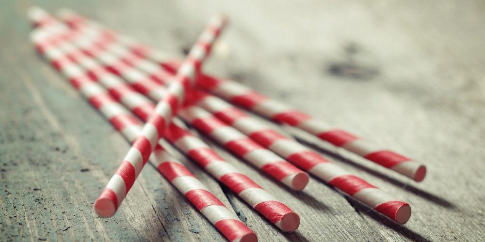 Ανατροπή: Τα χάρτινα καλαμάκια περιέχουν τοξικά χημικά – Μπορεί να είναι πιο επικίνδυνα από τα πλαστικά