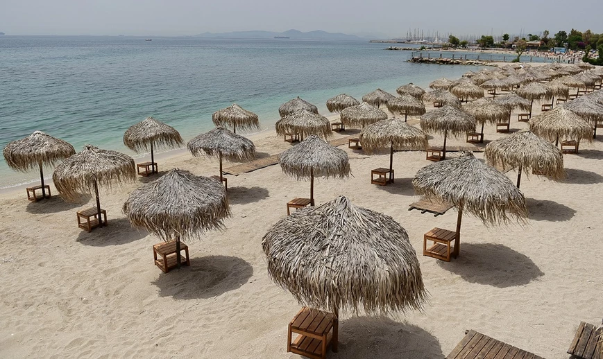 Η μπίζνα με τις ξαπλώστρες: Οι τιμές σε Μύκονο, Ρόδο, Κω και σε άλλα νησιά – Πόσα δίνουν για τις παραλίες