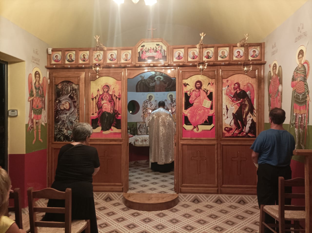 Μέγας πανηγυρικός εσπερινός στο Ιερό Παρεκκλήσιο της Παναγίας Καμαριανής στην περιοχή της Λάμπης