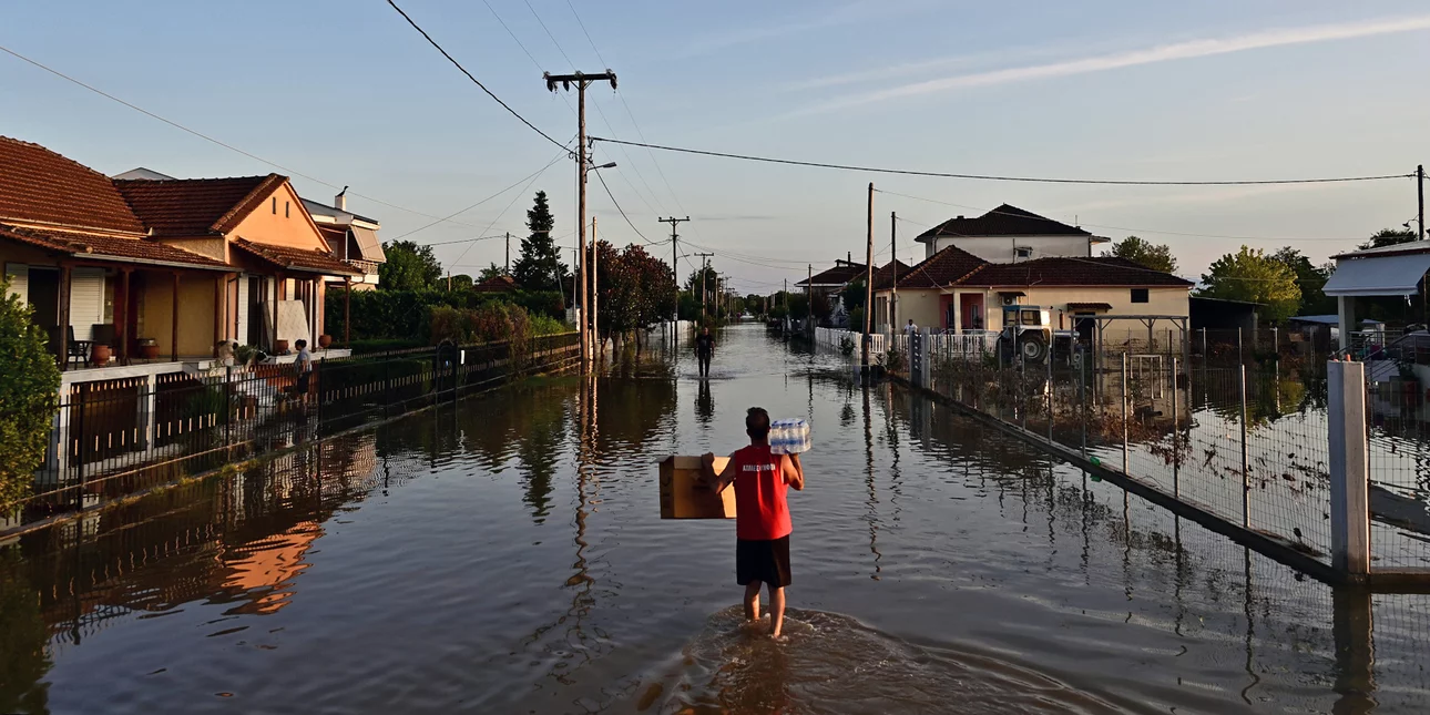 Καμπανάκι ειδικών για υγειονομική βόμβα στη Θεσσαλία: Να μην αγγίζουν το νερό, να απολυμαίνονται αντικείμενα