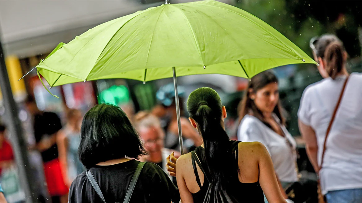 Ξεκινάει τη Δευτέρα τριήμερο κακοκαιρίας με πτώση της θερμοκρασίας – Ποιες περιοχές θα «χτυπήσει»