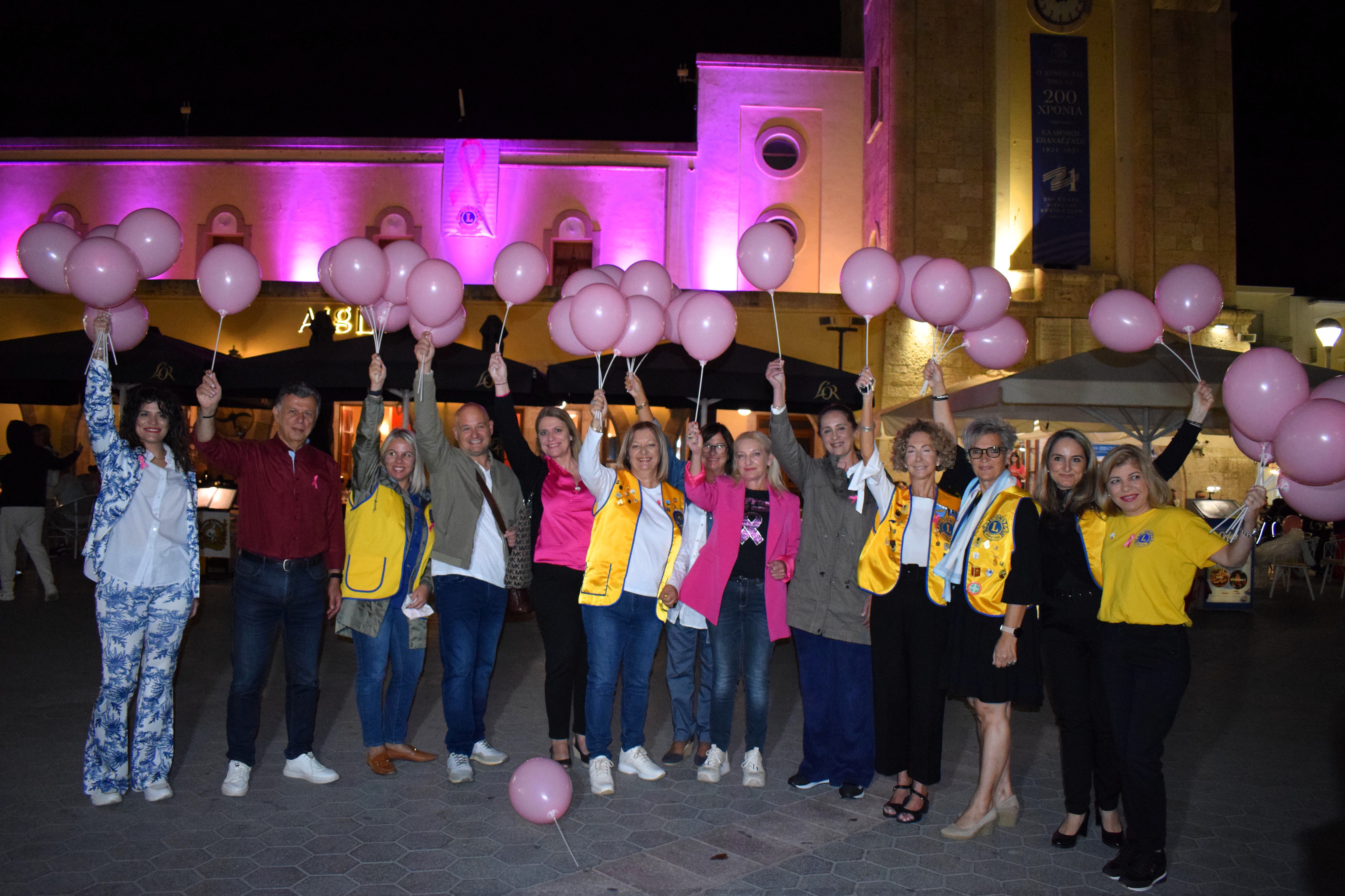 Mε την απόχρωση του ροζ το κτήριο της Δημοτικής Βιβλιοθήκης στην πλατεία Ελευθερίας που τείνει πλέον να γίνει θεσμός