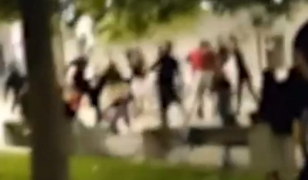 Πλατεία Συντάγματος: Βίντεο-ντοκουμέντο από άγρια συμπλοκή ανηλίκων