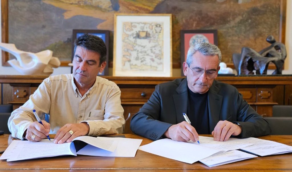 Yπογράφηκε η εργολαβική σύμβαση για τις επείγουσες αντιπλημμυρικές παρεμβάσεις στις πεδινές πληγείσες περιοχές, από τη δασική πυρκαγιά της Ρόδου