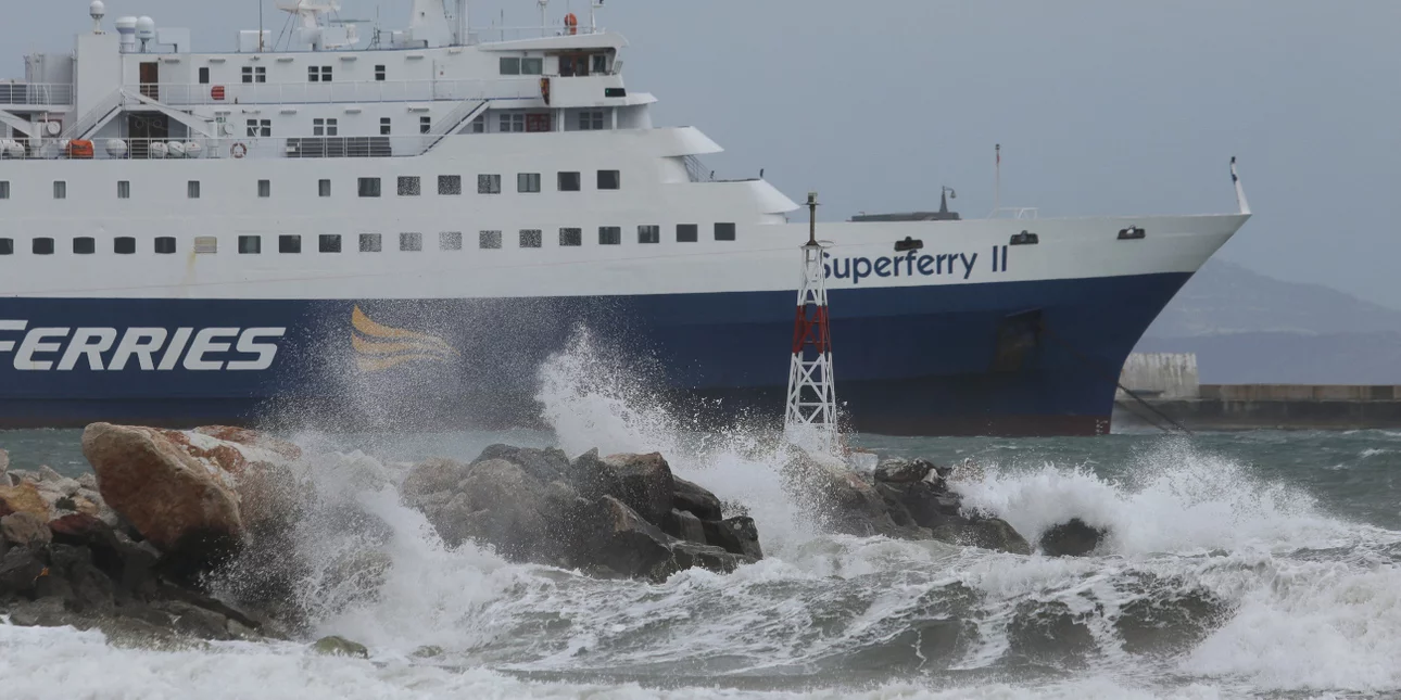 Απαγορευτικό απόπλου: Δεμένα τα πλοία σε Πειραιά, Λαύριο, Ραφήνα λόγω των ανέμων στο Αιγαίο