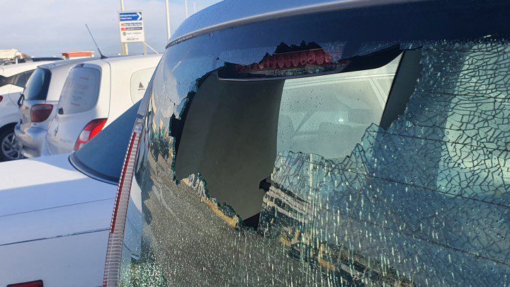 Σπασμένα αυτοκίνητα, αναποδογυρισμένα σκάφη, πλημμυρισμένα υπόγεια και τσακισμένα δέντρα άφησε πίσω της η κακοκαιρία στη Ρόδο (φωτορεπορτάζ)