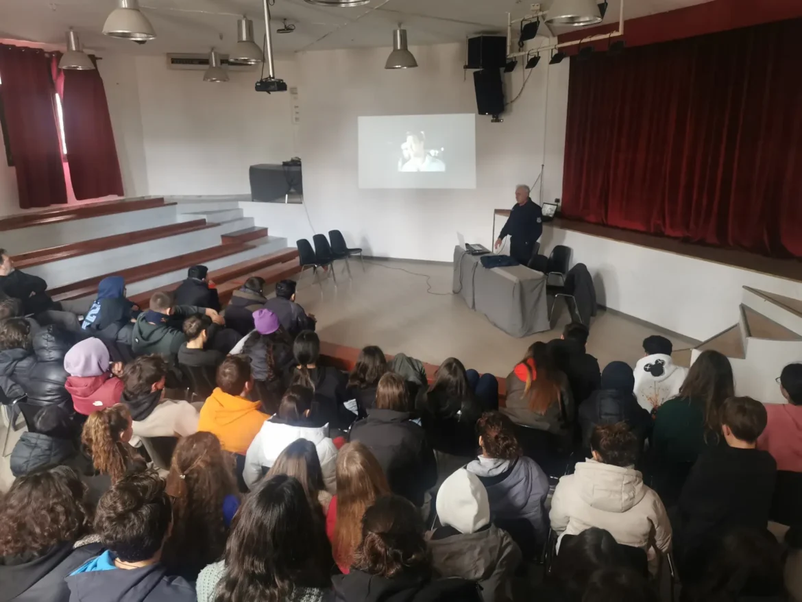 470 μαθητές κι εκπαιδευτικοί παρακολούθησαν τις διαλέξεις από στελέχη αστυνομικών υπηρεσιών του Νοτίου Αιγαίου