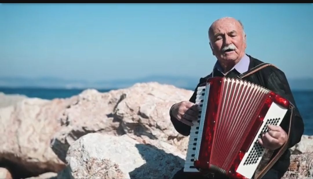 ΜΕΡΑ ΝΥΧΤΑ ΣΤ’ ΑΚΡΟΓΙΑΛΙ – ΜΑΝΟΣ ΠΟΓΙΑΣ (official video clip) – ΜΠΡΑΒΟ ΣΕ ΟΛΟΥΣ!!