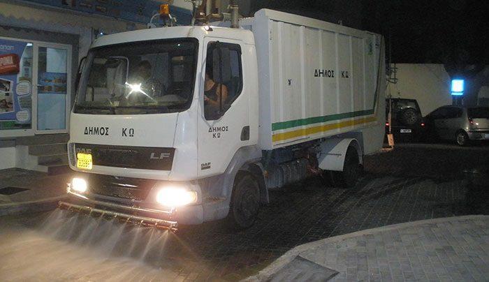 Πλύσιμο πλατειών και πεζοδρόμων στο κέντρο της Κω