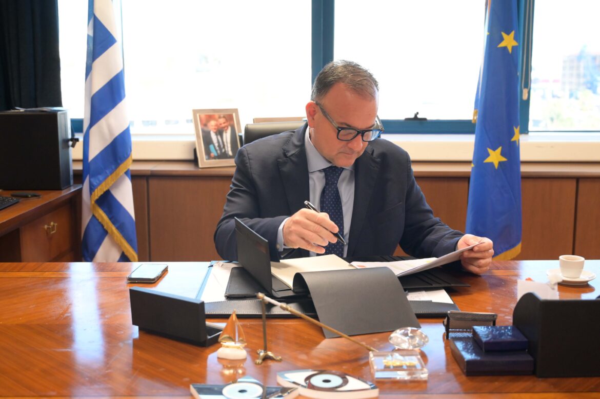 Γιάννης Παππάς: Λύση από τον υφυπουργό Ναυτιλίας για τα ηλεκτρικά αυτοκίνητα στα πλοία