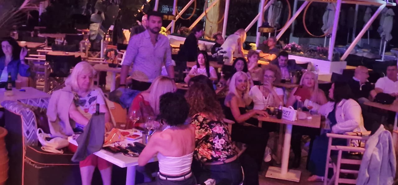 Όμορφες μουσικές βραδιές στο παραλιακό “Uniq”