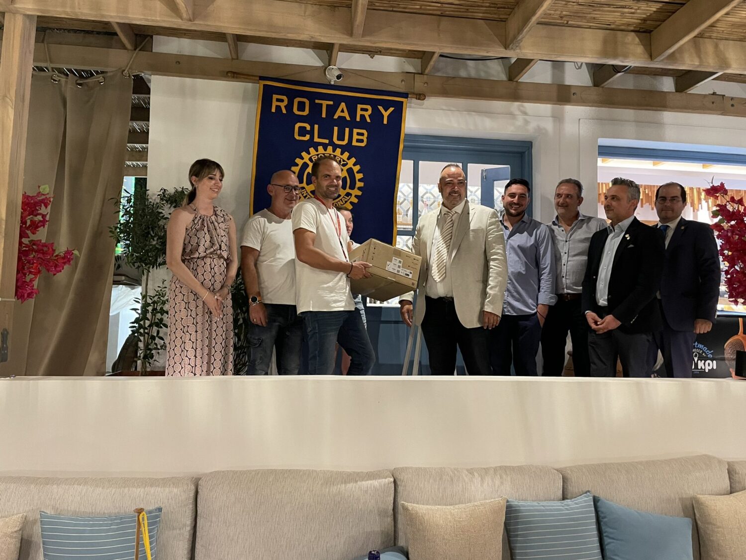 Ροταριανός όμιλος Κω: Δωρεά ενός προτζέκτορα στην Ελληνική Ομάδα Διάσωσης Κω