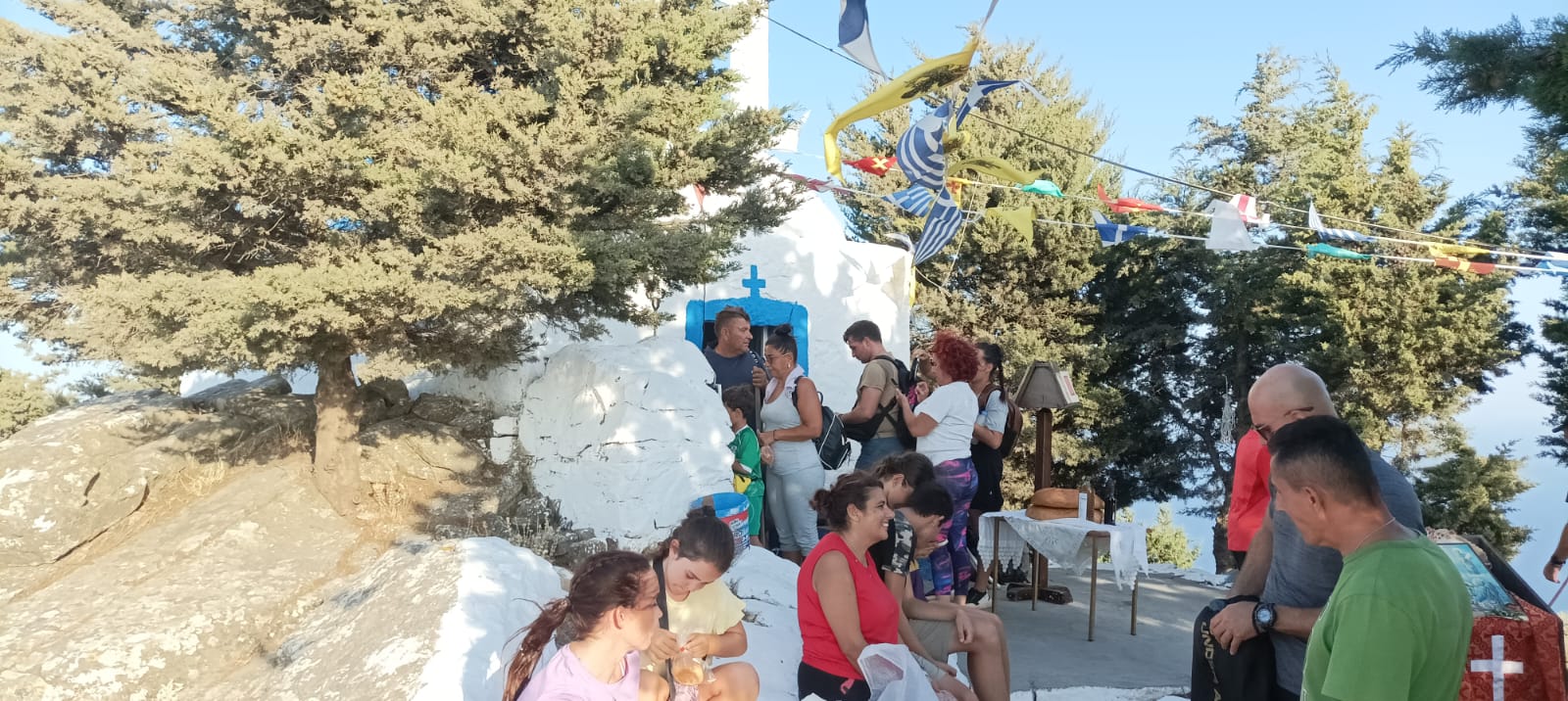 Με αρκετό κόσμο η ανάβαση στο Χριστό, στην κορυφή του Δικαίου