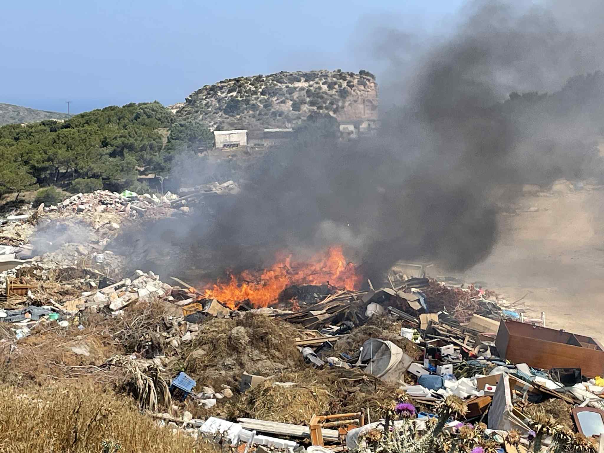 ΕΚΤΑΚΤΟ: Φωτιά σε σκουπιδότοπο στην Κέφαλο – Άμεση επέμβαση Πυροσβεστικής (video)