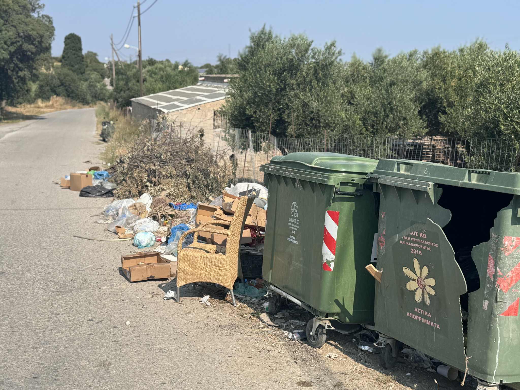 Μήνυμα Αναγνώστη: “Συσσωρευμένα σκουπίδια και σπασμένοι κάδοι στην περιοχή του Ηρακλή” (photos)