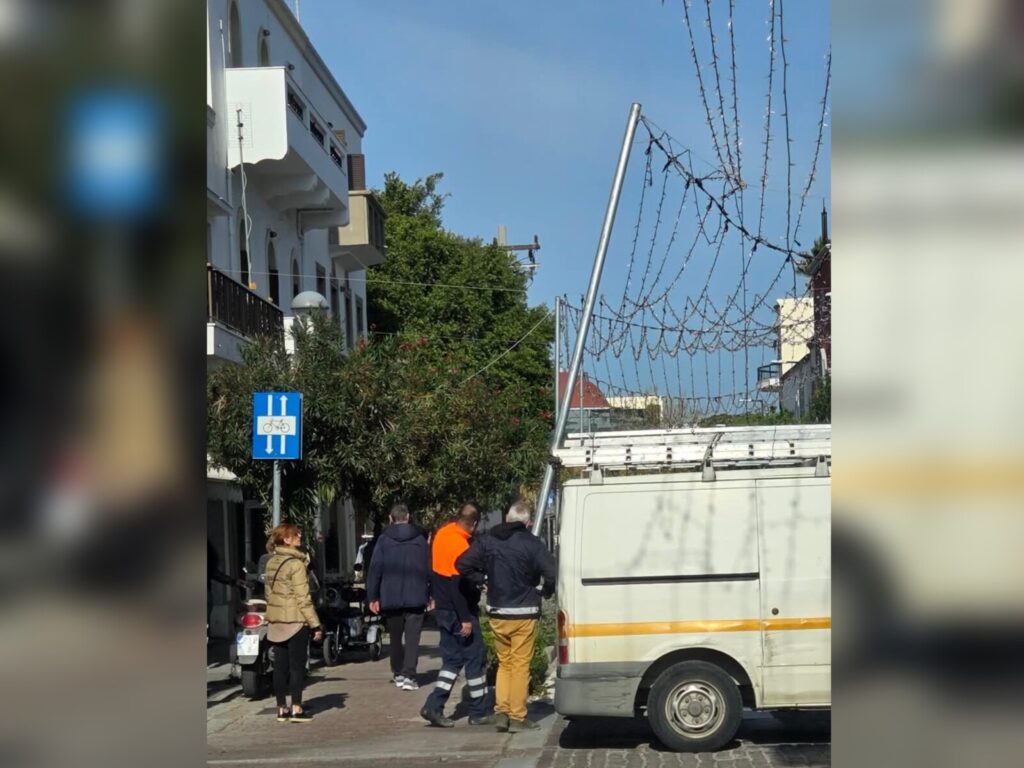 Φορτηγό προσέκρουσε και προκάλεσε φθορά στο χριστουγεννιάτικο διάκοσμο στη Βασιλέως Παύλου – Σε εξέλιξη η αποκατάσταση