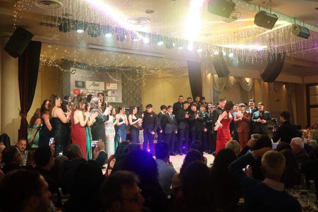 Με λάμψη και ρυθμό η χοροεσπερίδα των τελειοφοίτων του Ιπποκρατείου Λυκείου