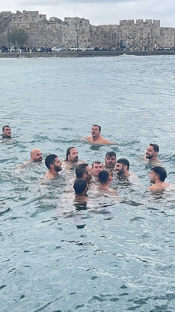 Με λαμπρότητα ο Αγιασμός των Υδάτων στην Κω: Πλήθος κόσμου στην προβλήτα του Διοικητηρίου (Φωτό + Video)