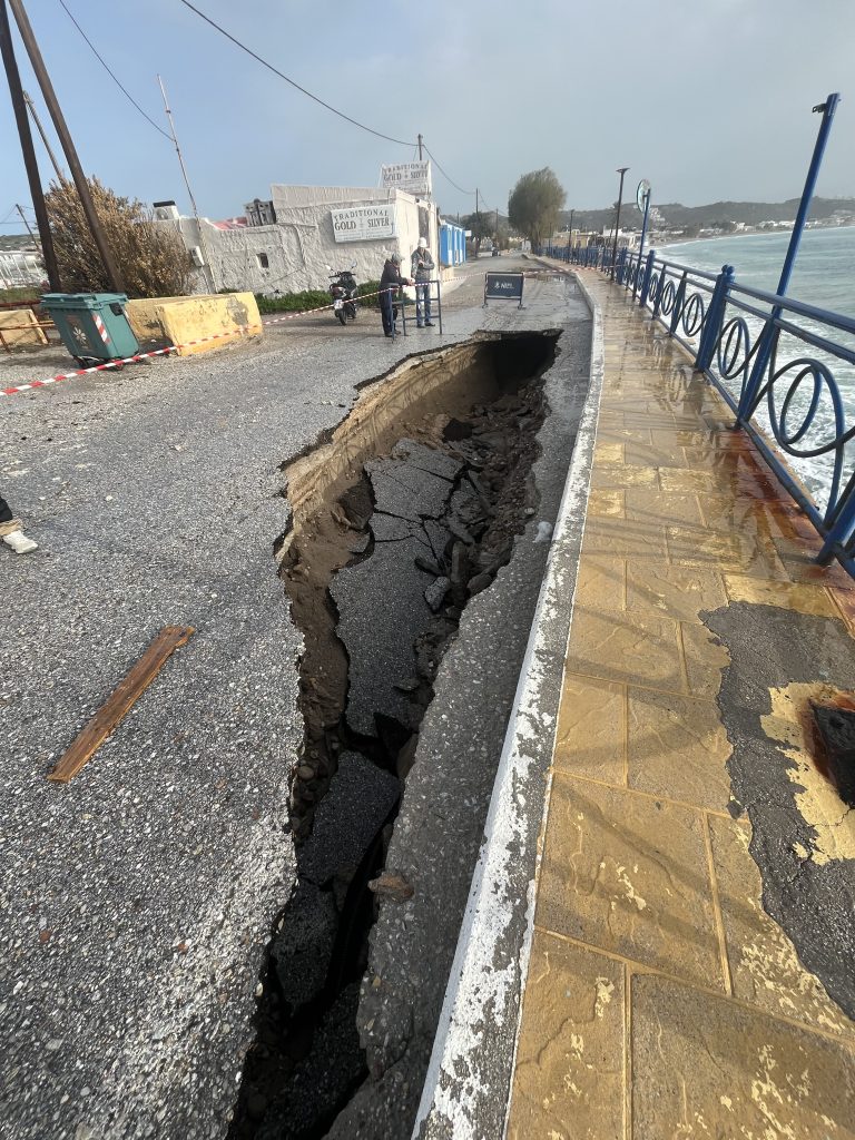 Κραυγή αγωνίας στο Καμάρι Κεφάλου – Η φύση «κατάπιε» ό,τι απέμεινε από το παραλιακό Μέτωπο