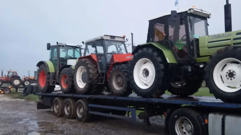 Οι αγρότες φόρτωσαν τα τρακτέρ στα φορτηγά και κατεβαίνουν στην Αθήνα, έφτασαν στον Πειραιά οι Κρητικοί