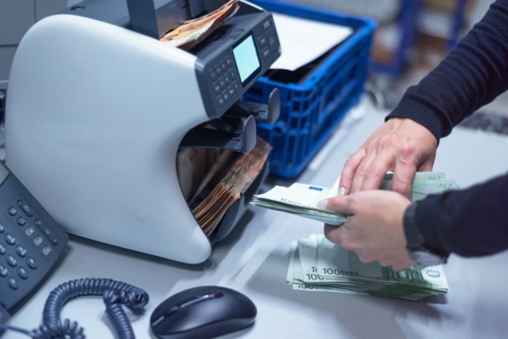 «Καμπανάκι» στα υπουργεία για τα χρέη: Το Δημόσιο έκοψε πάνω από μισό δισ. σε έναν μήνα