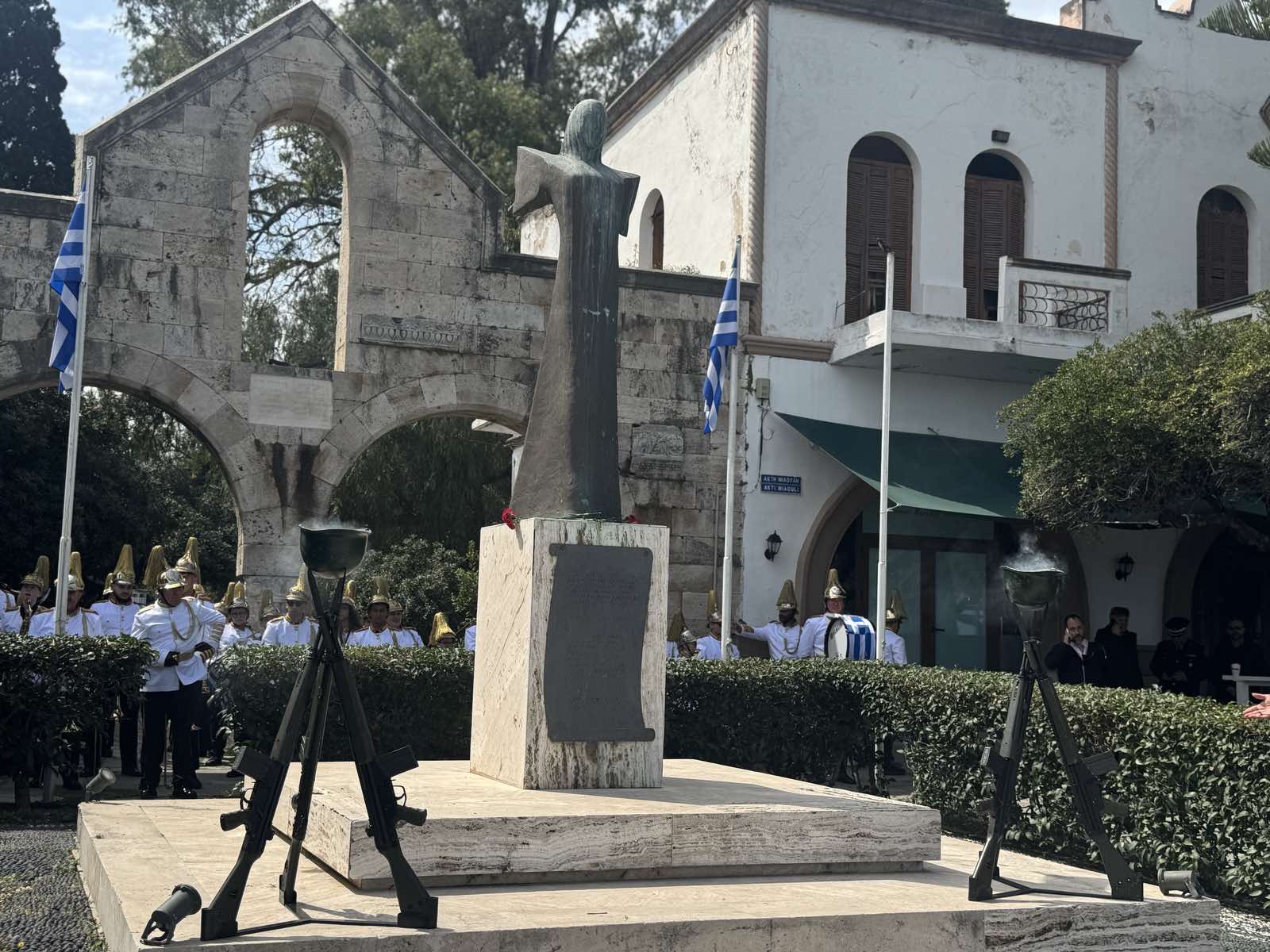 Τιμές και συγκίνηση στο Ηρώο: Η Επιμνημόσυνη δέηση και η κατάθεση στεφάνων στην Κω (photos)