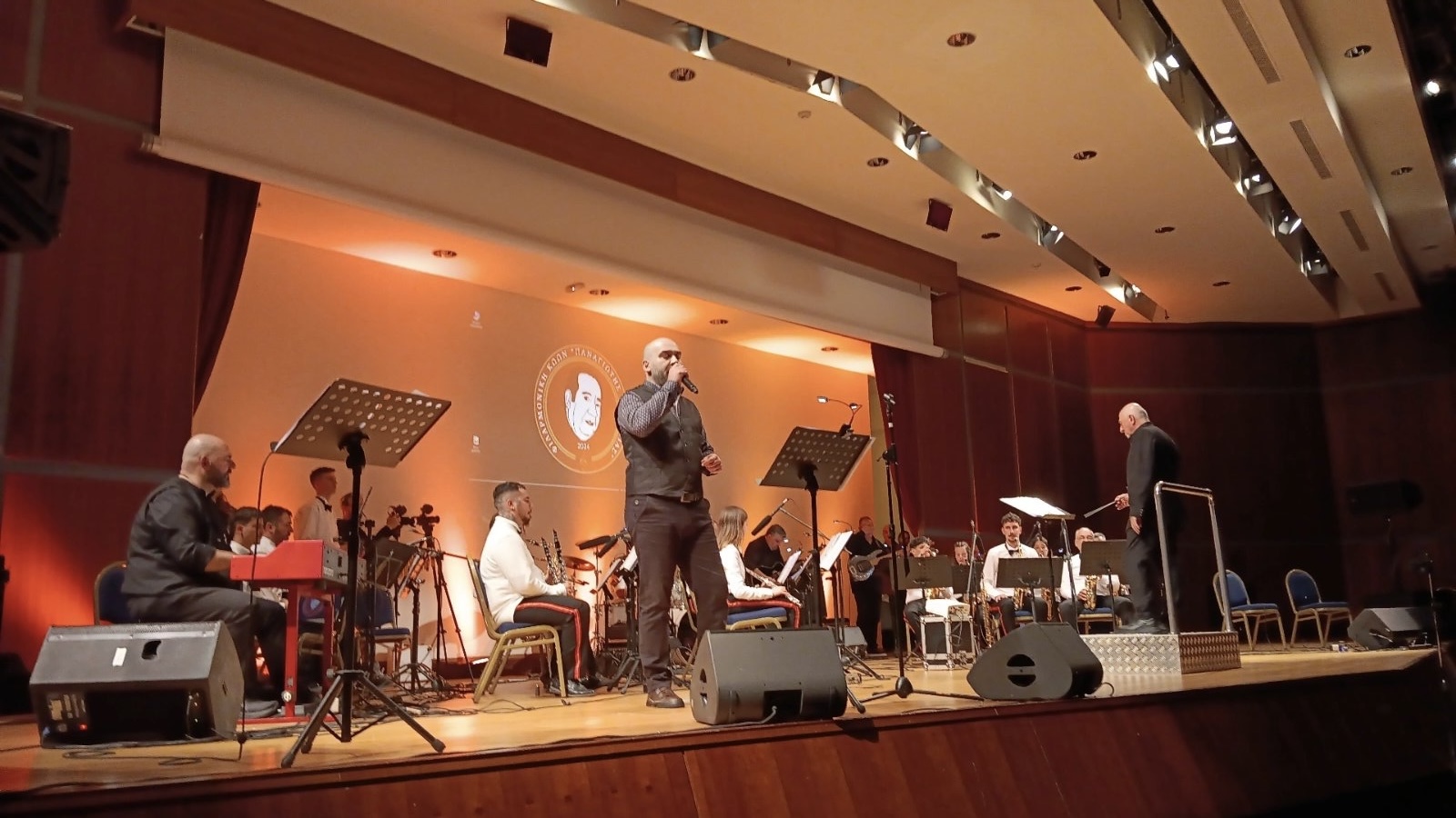 Η Φιλαρμονική «Παναγιώτης Τσακανιάς» καθήλωσε το κοινό στην συναυλία – αφιέρωμα στον Σταμάτη Κραουνάκη (photos&video)