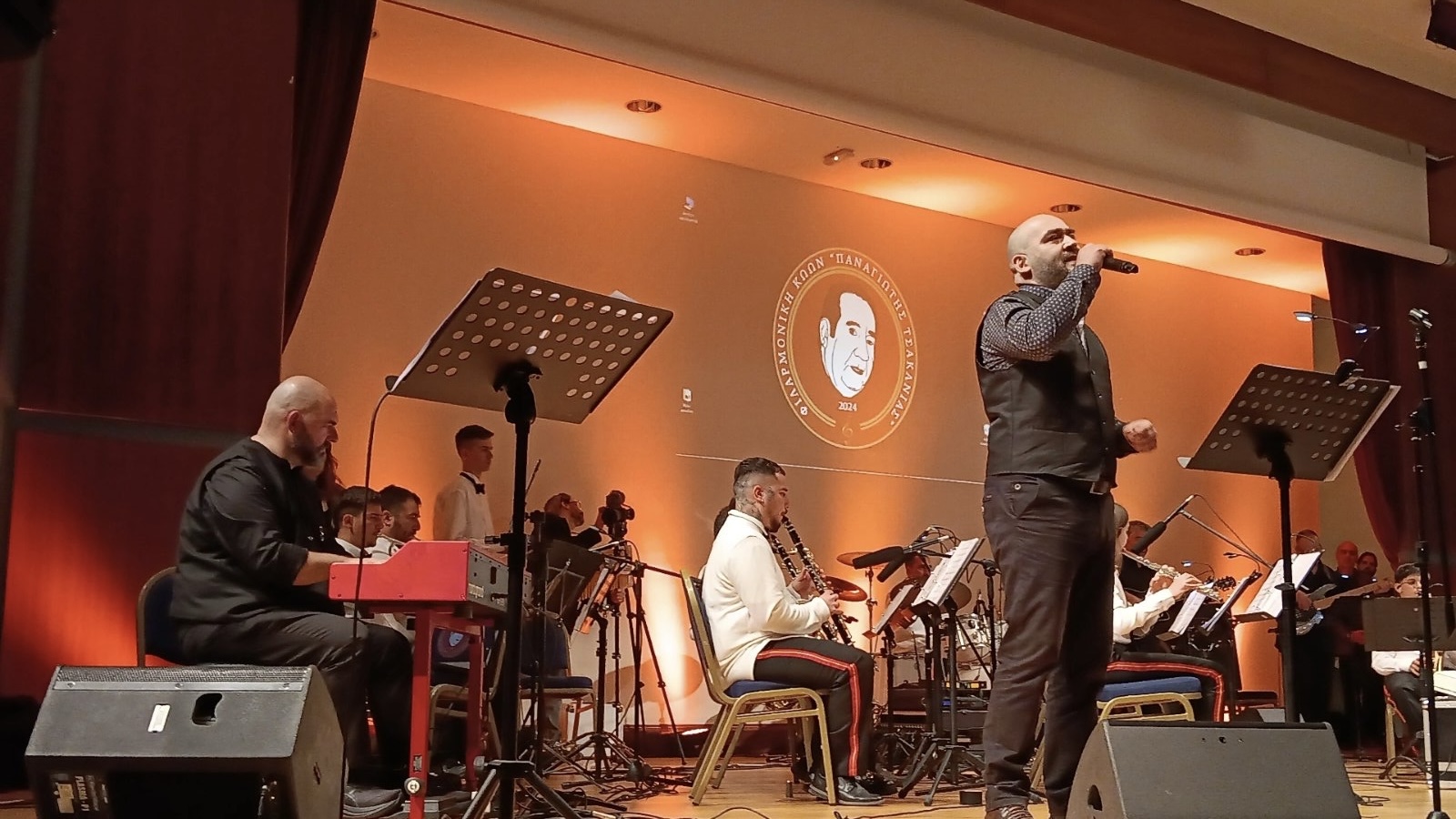 Η Φιλαρμονική «Παναγιώτης Τσακανιάς» καθήλωσε το κοινό στην συναυλία – αφιέρωμα στον Σταμάτη Κραουνάκη (photos&video)