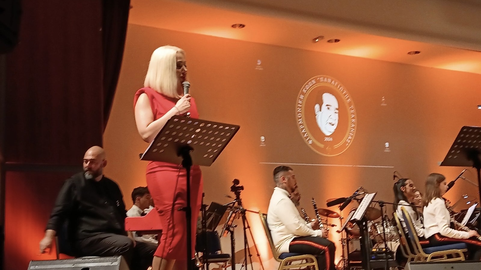 Η Φιλαρμονική «Παναγιώτης Τσακανιάς» καθήλωσε το κοινό στην συναυλία – αφιέρωμα στον Σταμάτη Κραουνάκη (photos&video)