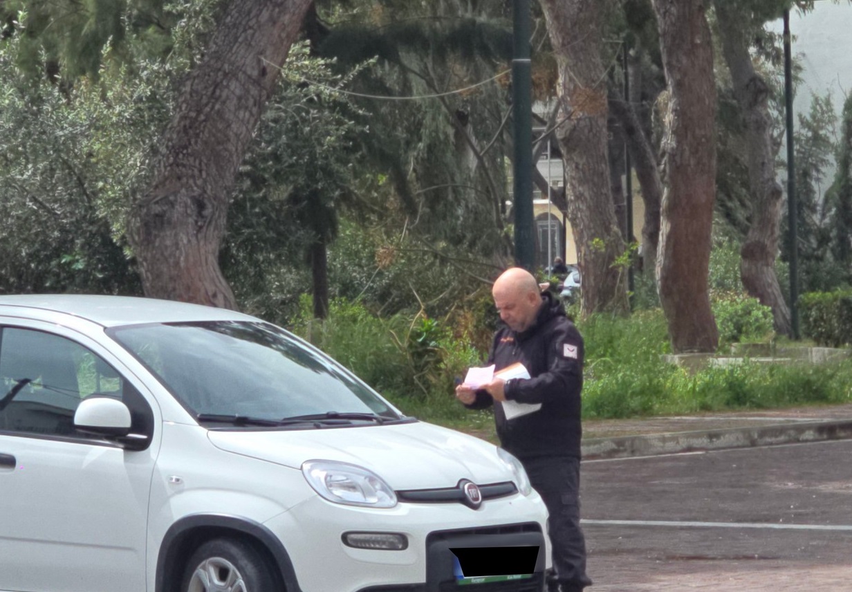 «Καμπάνες» για στάθμευση στην Πλατεία Ανταγόρα απ’ τη Δημοτική Αστυνομία