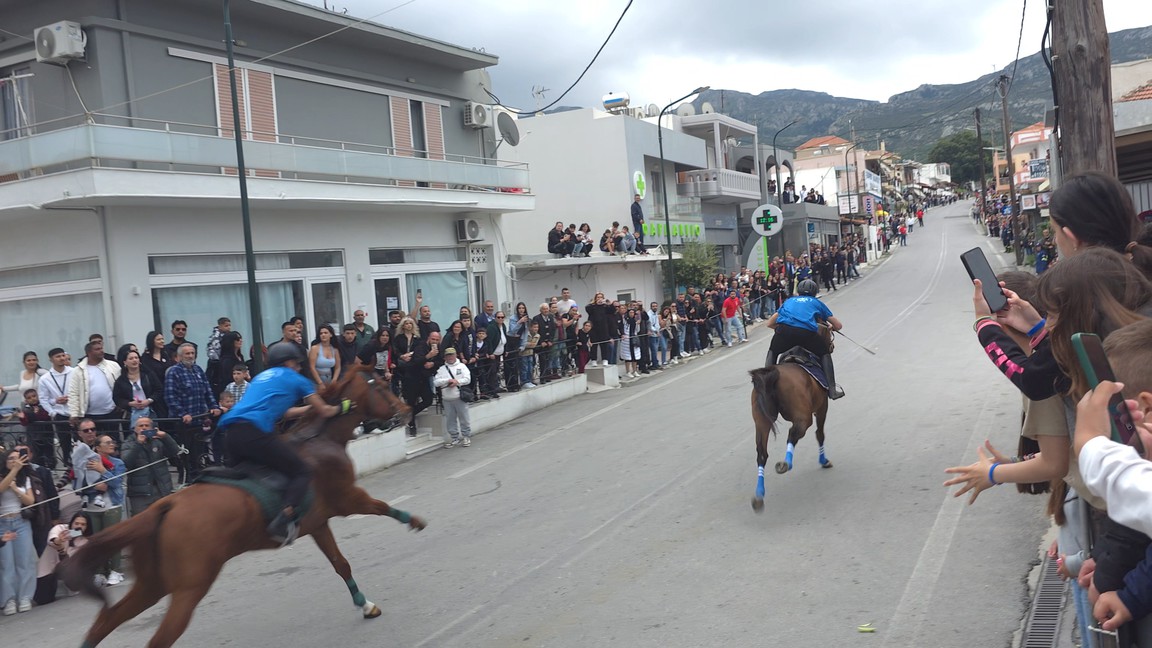 Με εντυπωσιακές ιπποδρομίες και διπλή πρωτιά κορυφώθηκε η γιορτή του Άη Γιώργη στο Πυλί