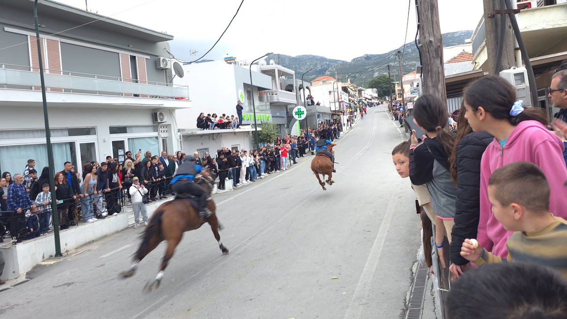 Με εντυπωσιακές ιπποδρομίες και διπλή πρωτιά κορυφώθηκε η γιορτή του Άη Γιώργη στο Πυλί