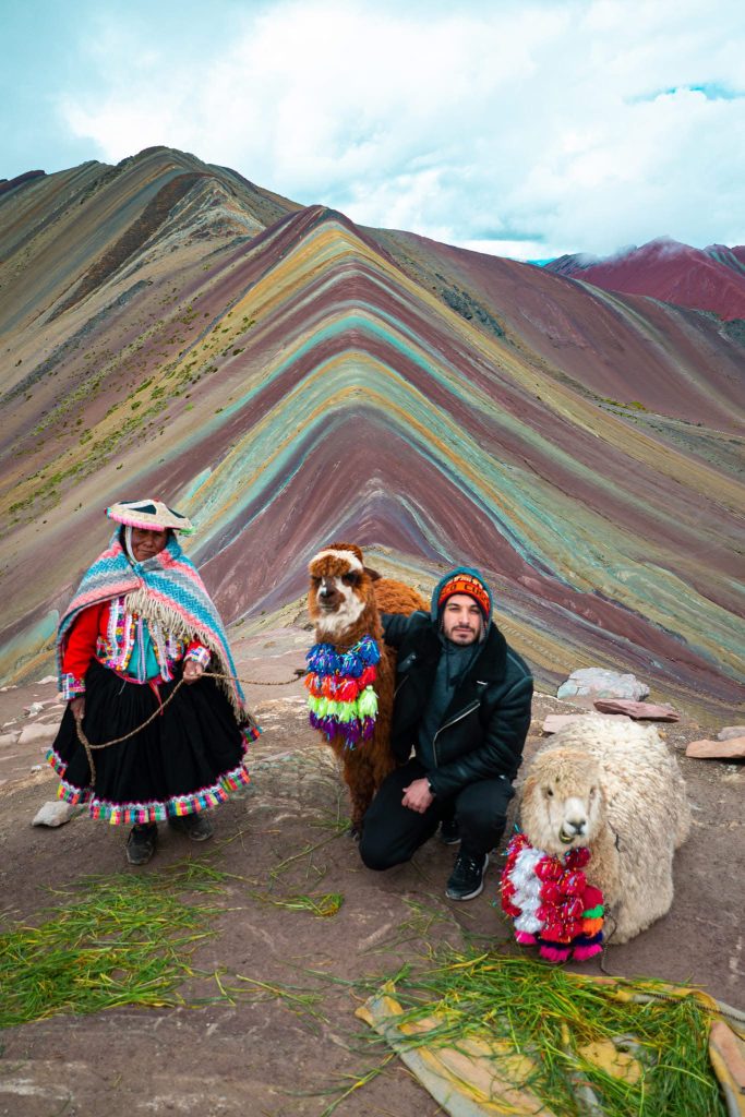 Μιχαήλ-Άγγελος Σαρηγιάννης: Ο φωτογράφος που «κυνηγά» τις αντιθέσεις του πλανήτη – Από τις φαβέλες της Βραζιλίας στους «κανίβαλους» της Ινδίας [Video]
