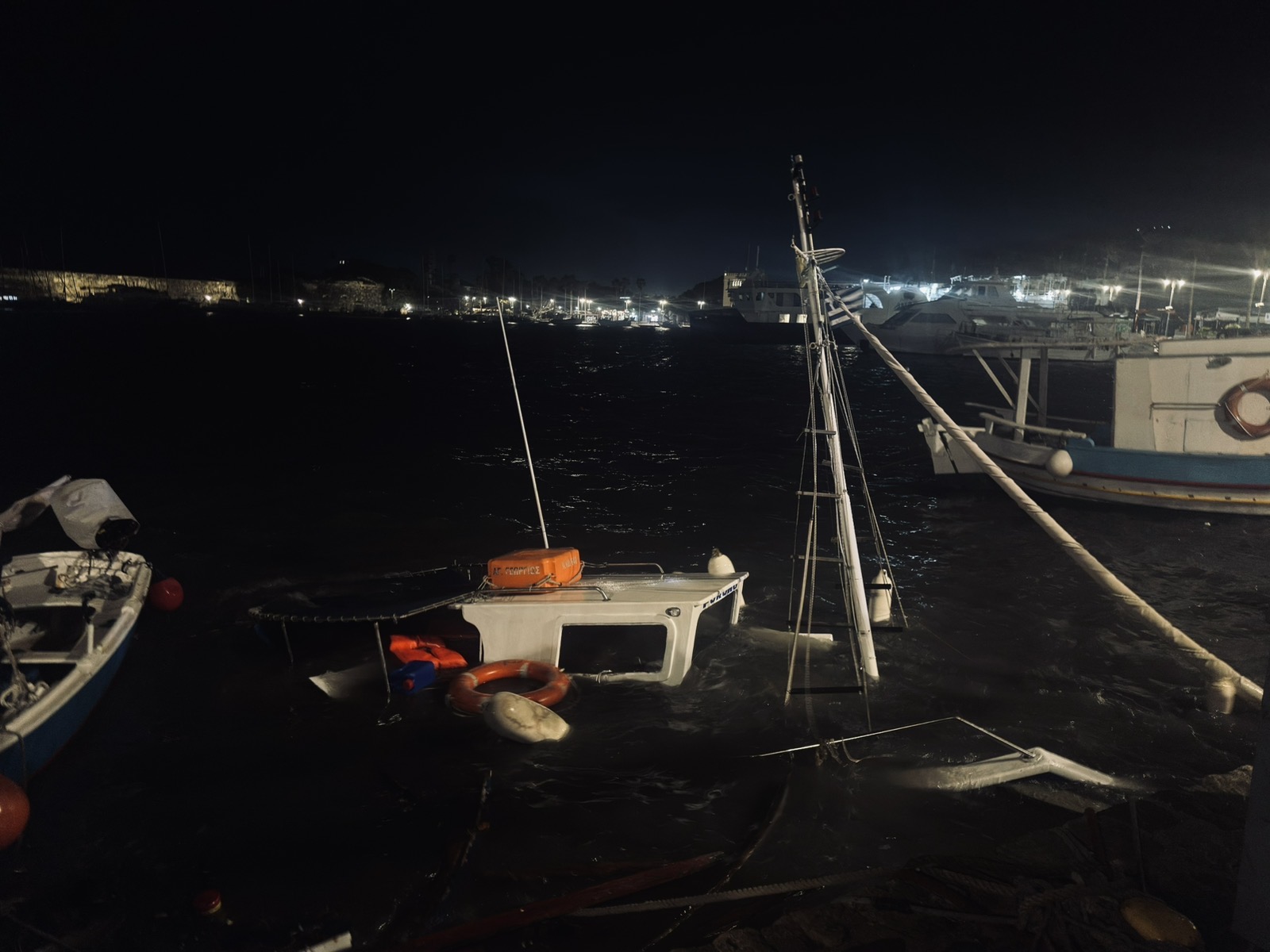 Σφοδρή κακοκαιρία: Σκάφος βυθίστηκε μέσα στο λιμάνι της Κω – Εικόνες καταστροφής